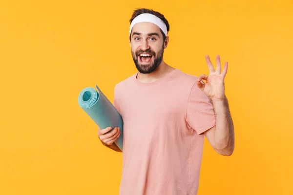 Imagen Del Joven Atlético Musculoso Camiseta Sonriendo Llevando Una Esterilla — Foto de Stock