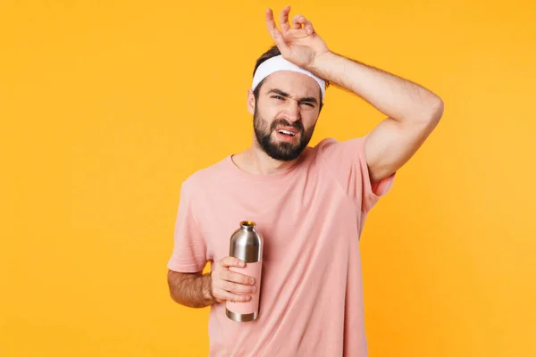 Imagen Del Joven Atlético Cansado Camiseta Sosteniendo Botella Agua Aislada —  Fotos de Stock