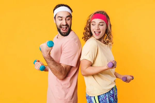 Retrato Joven Pareja Feliz Atlética Con Diademas Sonriendo Levantando Pesas — Foto de Stock