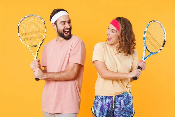 Retrato Atlético Jovem Casal Feliz Vestindo Headbands Segurando Raquetes Enquanto — Fotografia de Stock