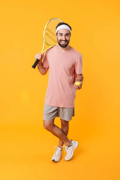 노란색 배경에서 고립된 테니스를 근육질 소년의 — 스톡 사진