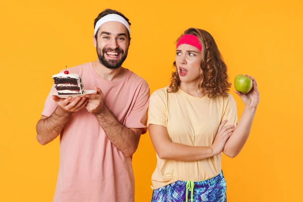 Retrato Pareja Joven Atlética Con Diademas Que Eligen Pastel Remolacha — Foto de Stock