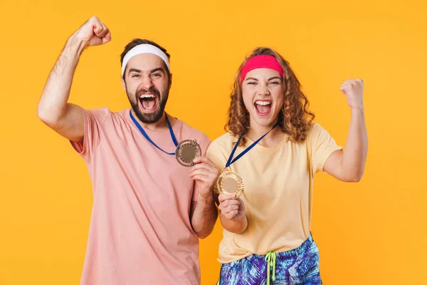 Retrato Joven Pareja Feliz Atlética Con Diademas Celebrando Victoria Con — Foto de Stock