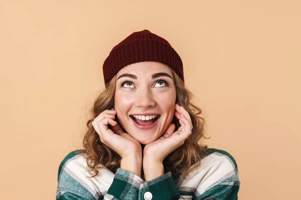 Foto Una Mujer Bastante Feliz Con Sombrero Punto Posando Sonriendo — Foto de Stock