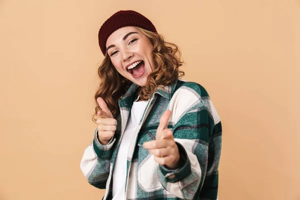 Foto Mujer Bastante Alegre Sombrero Punto Señalando Los Dedos Cámara — Foto de Stock