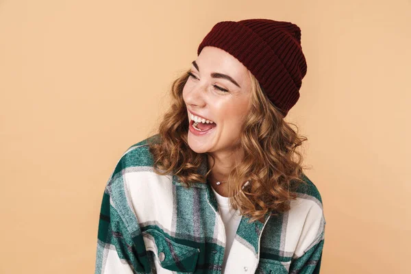 Φωτογραφία Από Αρκετά Χαρούμενη Γυναίκα Πλεκτό Καπέλο Γελώντας Και Κοιτάζοντας — Φωτογραφία Αρχείου
