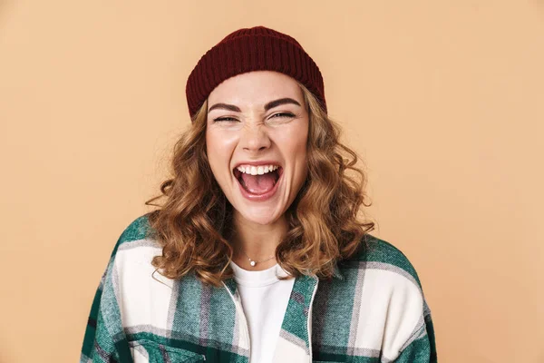 Foto Mujer Bastante Alegre Sombrero Punto Riendo Mirando Cámara Aislada — Foto de Stock