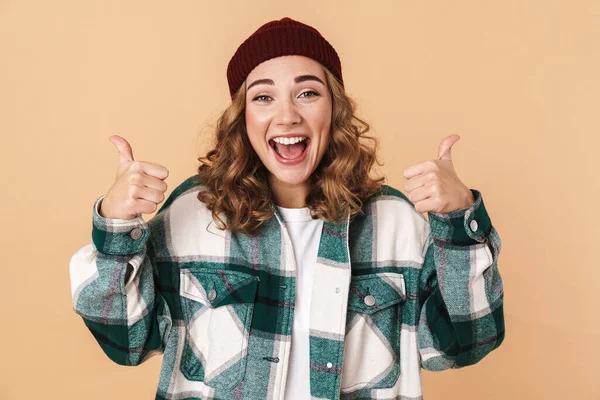 Foto Mujer Bastante Alegre Sombrero Punto Riendo Haciendo Gestos Pulgares — Foto de Stock