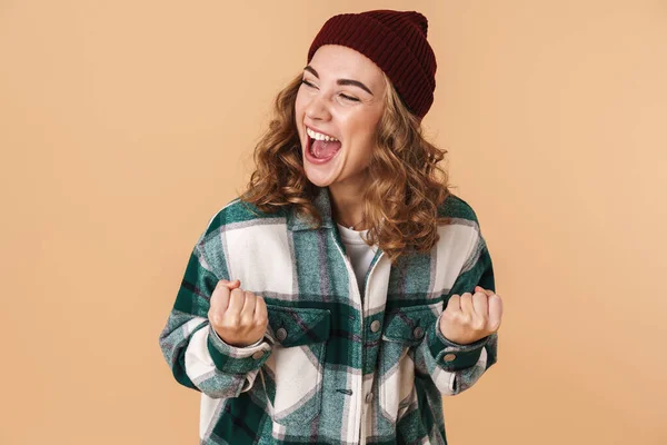 Foto Agradable Mujer Alegre Sombrero Punto Riendo Haciendo Gesto Ganador — Foto de Stock