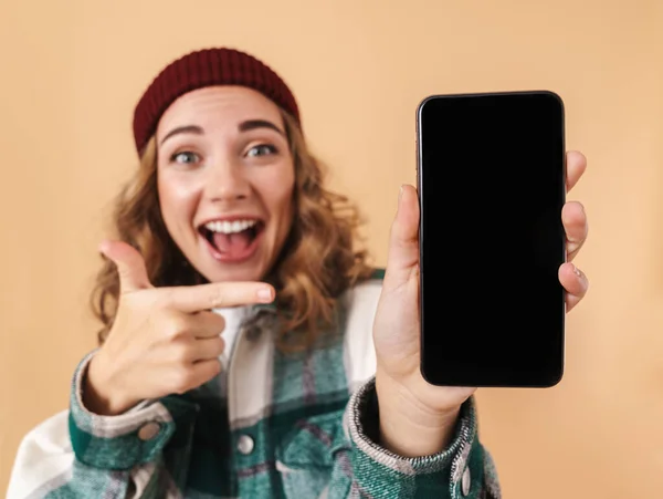 Foto Trevlig Glad Kvinna Stickad Hatt Visar Och Pekar Finger — Stockfoto