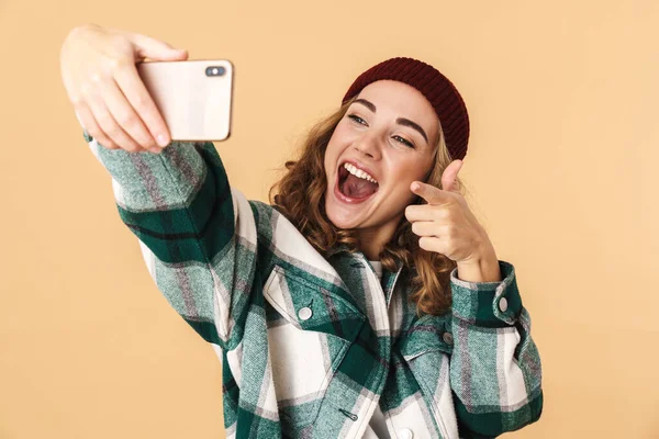 Foto Veselé Ženy Pleteném Klobouku Selfie Mobilu Ukazující Prstem Fotoaparát — Stock fotografie