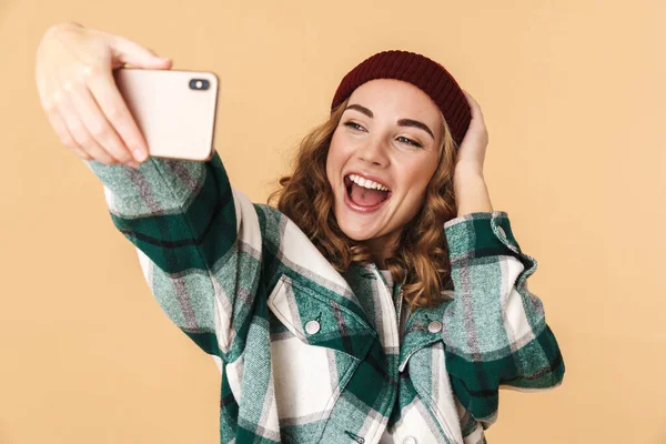 Foto Veselá Žena Pleteném Klobouku Přičemž Selfie Mobilu Smích Izolované — Stock fotografie