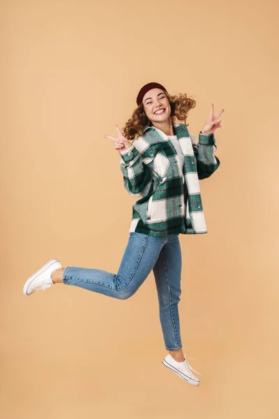 Foto Mujer Bastante Alegre Punto Sombrero Saltando Gesto Signo Paz — Foto de Stock