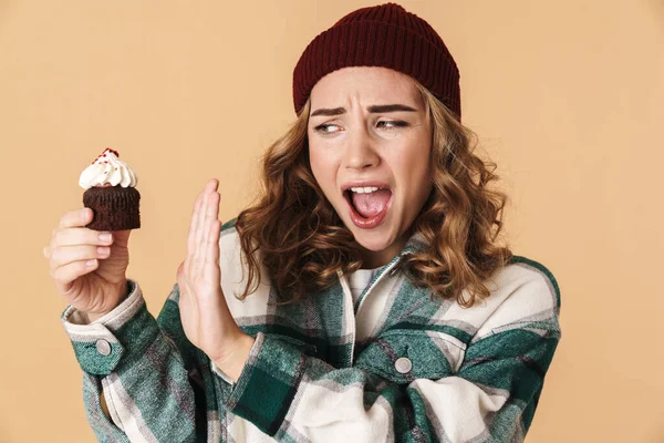 Foto Mujer Bastante Nerviosa Sombrero Punto Haciendo Gesto Parada Sosteniendo —  Fotos de Stock