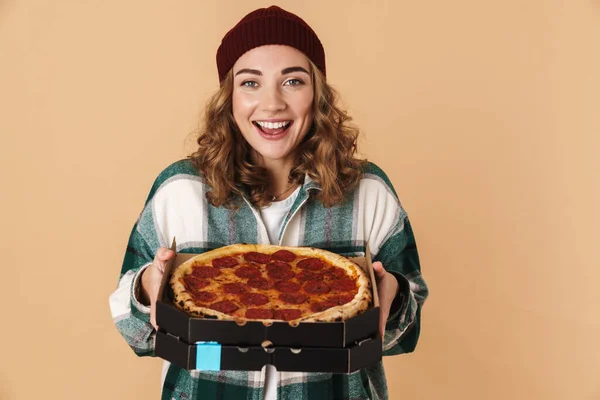 Foto Bella Donna Soddisfatta Maglia Cappello Scatola Tenuta Con Pizza — Foto Stock