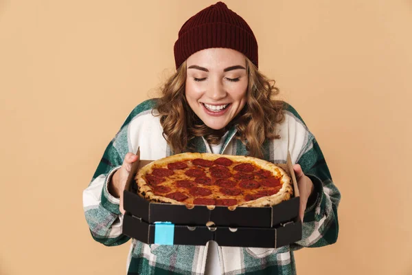 Foto Mulher Muito Feliz Caixa Chapéu Malha Segurando Com Pizza — Fotografia de Stock