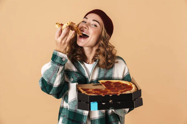 Foto Mulher Muito Feliz Chapéu Malha Sorrindo Comendo Pizza Câmera — Fotografia de Stock