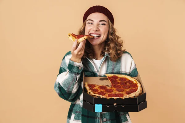 Foto Von Ziemlich Glückliche Frau Mit Strickmütze Lächelnd Und Pizza — Stockfoto