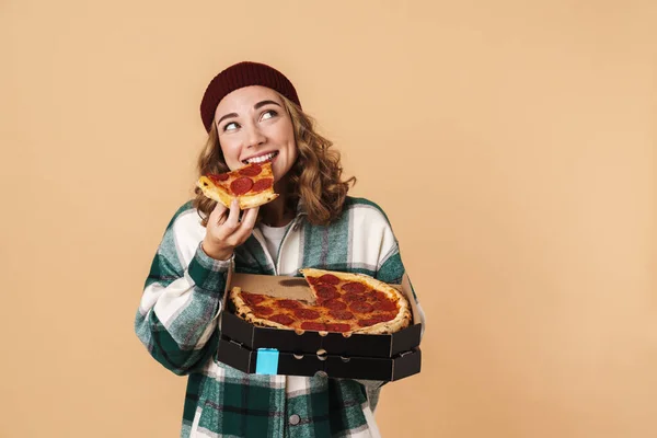 Foto Una Mujer Bastante Feliz Sombrero Punto Sonriendo Comiendo Pizza —  Fotos de Stock