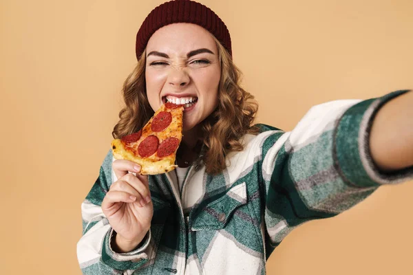 Foto Von Ziemlich Glücklich Frau Strickmütze Selfie Und Pizza Essen — Stockfoto