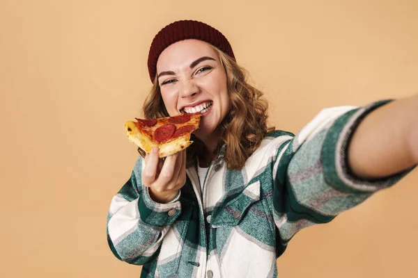 Foto Von Ziemlich Glücklich Frau Strickmütze Selfie Und Pizza Essen — Stockfoto