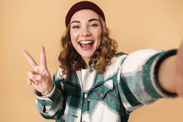 Φωτογραφία Μιας Πολύ Ευτυχισμένης Γυναίκας Πλεκτό Καπέλο Που Βγάζει Selfie — Φωτογραφία Αρχείου