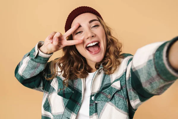 Foto Una Mujer Bastante Feliz Sombrero Punto Tomando Selfie Haciendo — Foto de Stock