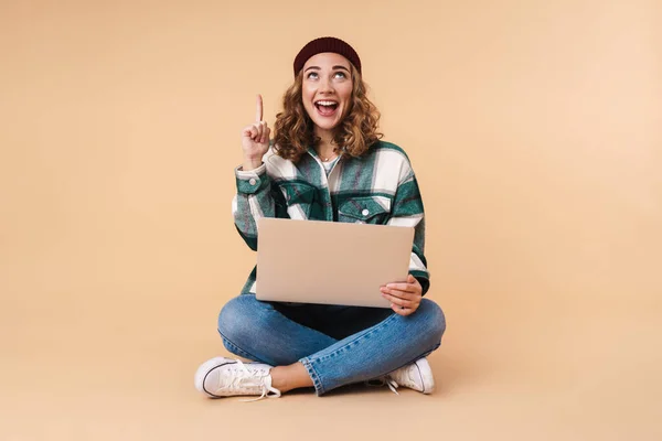 Foto Una Donna Piuttosto Felice Che Punta Dito Verso Alto — Foto Stock