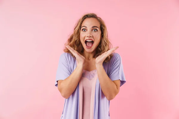 Imagem Jovem Mulher Animada Elegante Pijama Gritando Expressando Surpresa Isolada — Fotografia de Stock