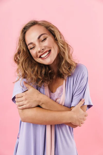 Imagen Una Joven Mujer Alegre Elegante Pijama Sonriendo Abrazándose Aislada — Foto de Stock