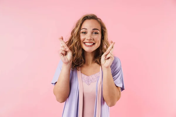 若いです陽気な女性のイメージでスタイリッシュなパジャマ笑顔と保持指はピンクの背景に隔離された交差 — ストック写真