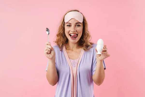 Imagen Joven Mujer Alegre Máscara Del Sueño Sonriendo Mientras Sostiene — Foto de Stock