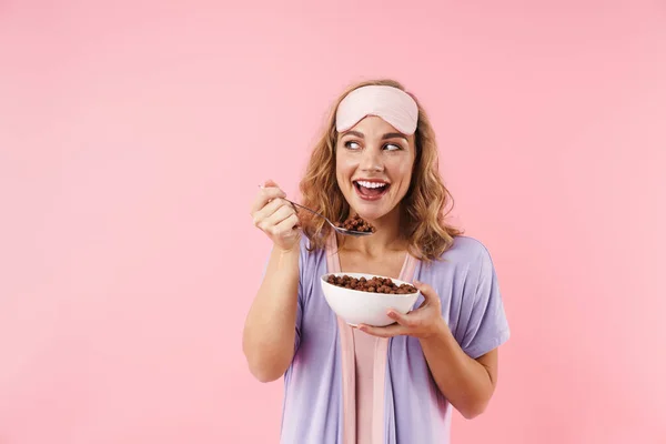 Immagine Donna Caucasica Allegra Maschera Sonno Sorridente Mentre Colazione Istantanea — Foto Stock