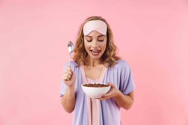 Immagine Donna Caucasica Allegra Maschera Sonno Sorridente Mentre Colazione Istantanea — Foto Stock