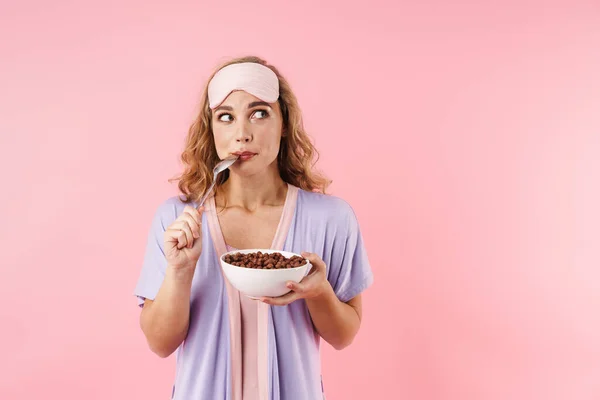 Immagine Donna Caucasica Pensante Maschera Del Sonno Che Mangia Colazione — Foto Stock