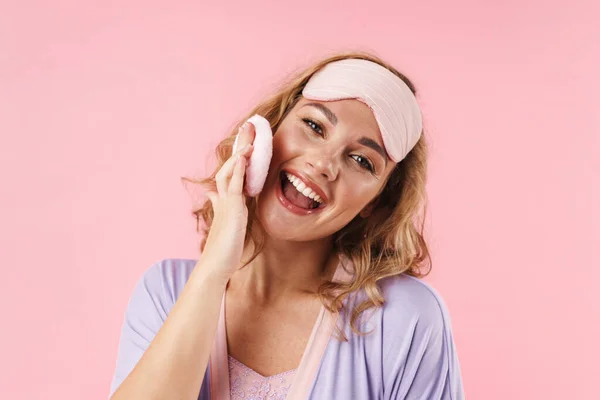 Immagine Donna Caucasica Allegra Maschera Sonno Sorridente Durante Utilizzo Spugna — Foto Stock