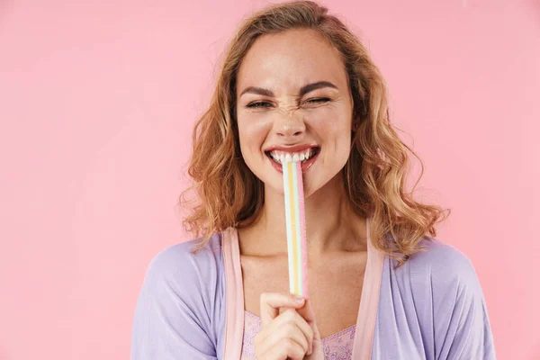 Imagem Mulher Caucasiana Alegre Elegante Pijama Piscando Enquanto Come Marmelada — Fotografia de Stock