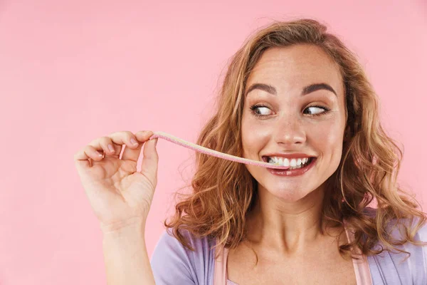 Зображення Білої Веселої Жінки Стильній Піжамі Посміхаючись Під Час Їжі — стокове фото