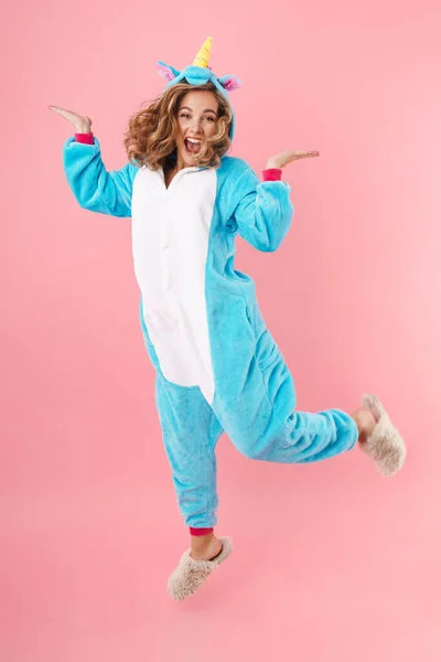 유니콘 복장을 점프하는 코카서스 여성의 — 스톡 사진