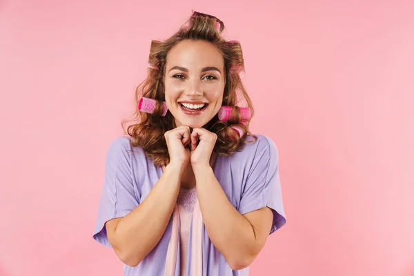 Образ Молодої Щасливої Жінки Кураторах Посміхається Дивиться Камеру Ізольовано Рожевому — стокове фото