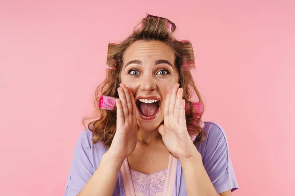 Image Young Excited Woman Curlers Screaming Camera Isolated Pink Background — ストック写真