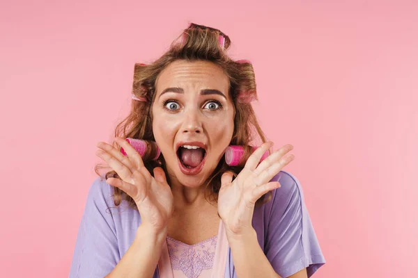 Immagine Giovane Donna Spaventata Bigodini Urlando Alla Macchina Fotografica Isolata — Foto Stock