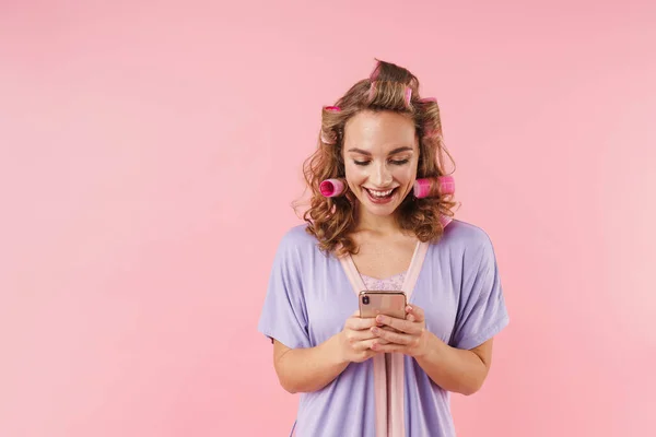 Obrázek Mladé Šťastné Ženy Natáčky Úsměvem Pomocí Mobilního Telefonu Izolované — Stock fotografie