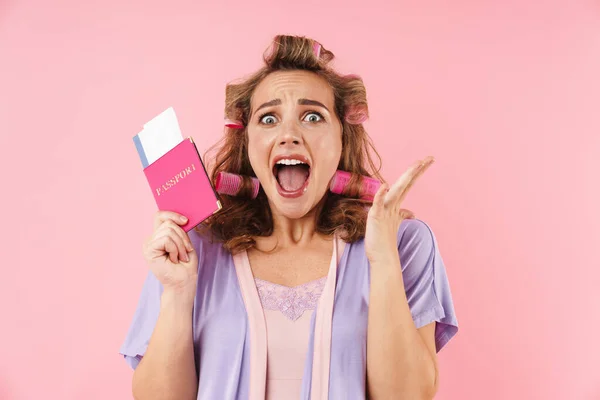 白人ショックを受けた女性のイメージですカーラー叫びと保持パスポートでチケットで隔離されたピンクの背景 — ストック写真