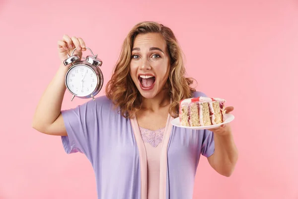 Afbeelding Van Mooie Opgewonden Vrouw Krulspelden Met Alarm Cake Geïsoleerd — Stockfoto