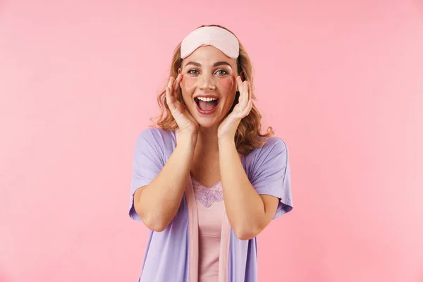 Immagine Donna Caucasica Allegra Maschera Sonno Sorridente Mentre Applica Macchie — Foto Stock