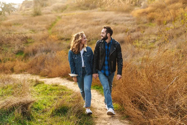 Image Beau Jeune Couple Caucasien Sortir Ensemble Marcher Ensemble Dans — Photo