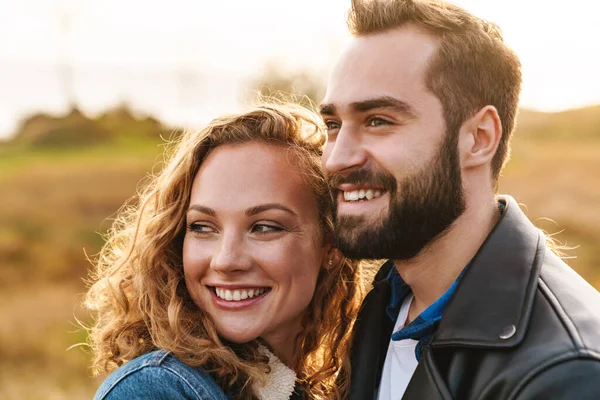 Imagen Hermosa Pareja Caucásica Joven Citas Caminar Juntos Campo —  Fotos de Stock