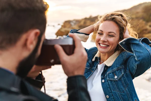 Fröhliche Hübsche Junge Frau Posiert Vor Ihrem Freund Der Ein — Stockfoto