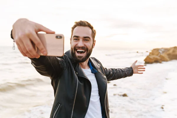 Imagem Jovem Homem Bonito Jaqueta Couro Tirando Foto Selfie Smartphone — Fotografia de Stock